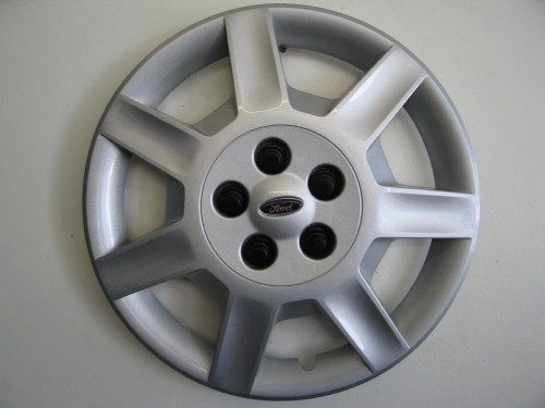 05-06 Taurus hubcaps