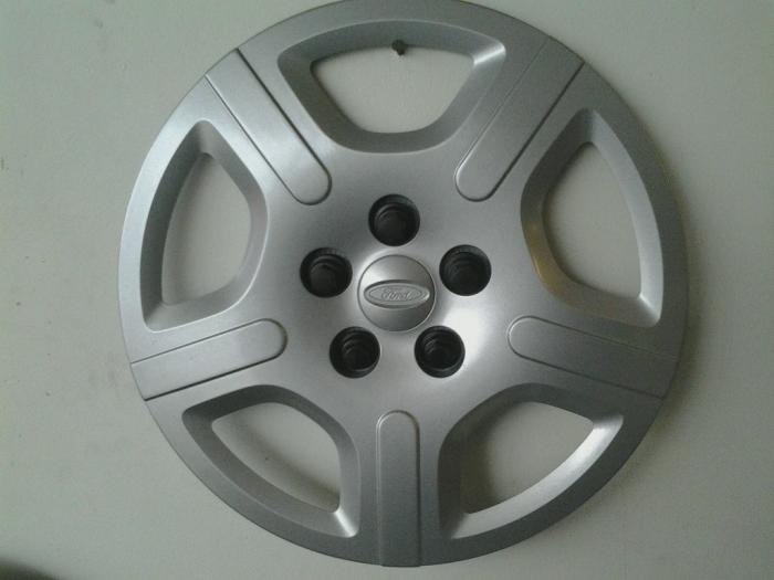 04-05 Freestar hubcaps